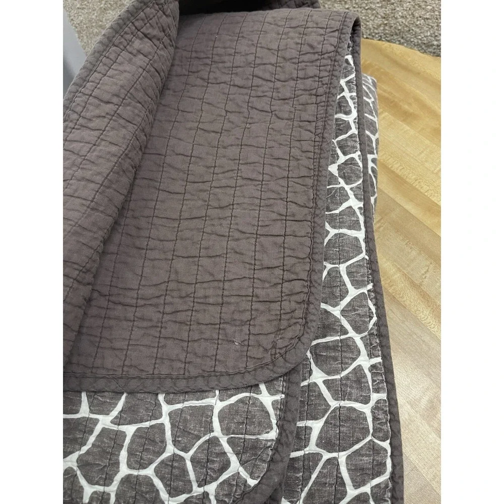 pre-owned! Michael Kors Queen Reversible Quilted Blanket Giraffe Print Brown